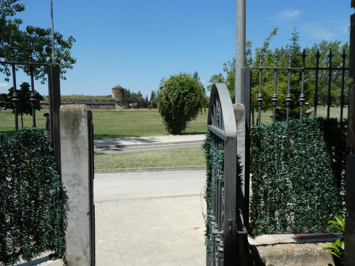 Вилла Casa Con Jardin Frente Ciudadela Хака Экстерьер фото