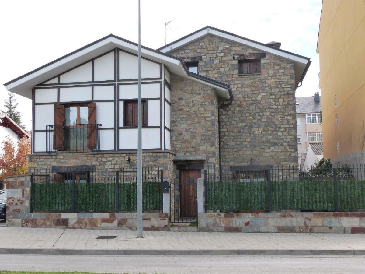 Вилла Casa Con Jardin Frente Ciudadela Хака Экстерьер фото